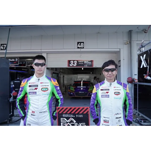 eShades × EVANGELION RACING／２号機モデル 0.1秒、瞬間調光サングラス 【日本製】※不設寄送《21年7月預定》