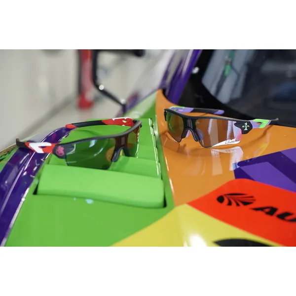 eShades × EVANGELION RACING／２号機モデル 0.1秒、瞬間調光サングラス 【日本製】※不設寄送《21年7月預定》